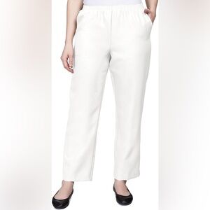 Alfred Dunner Women’s Petite Solid Short Pant.